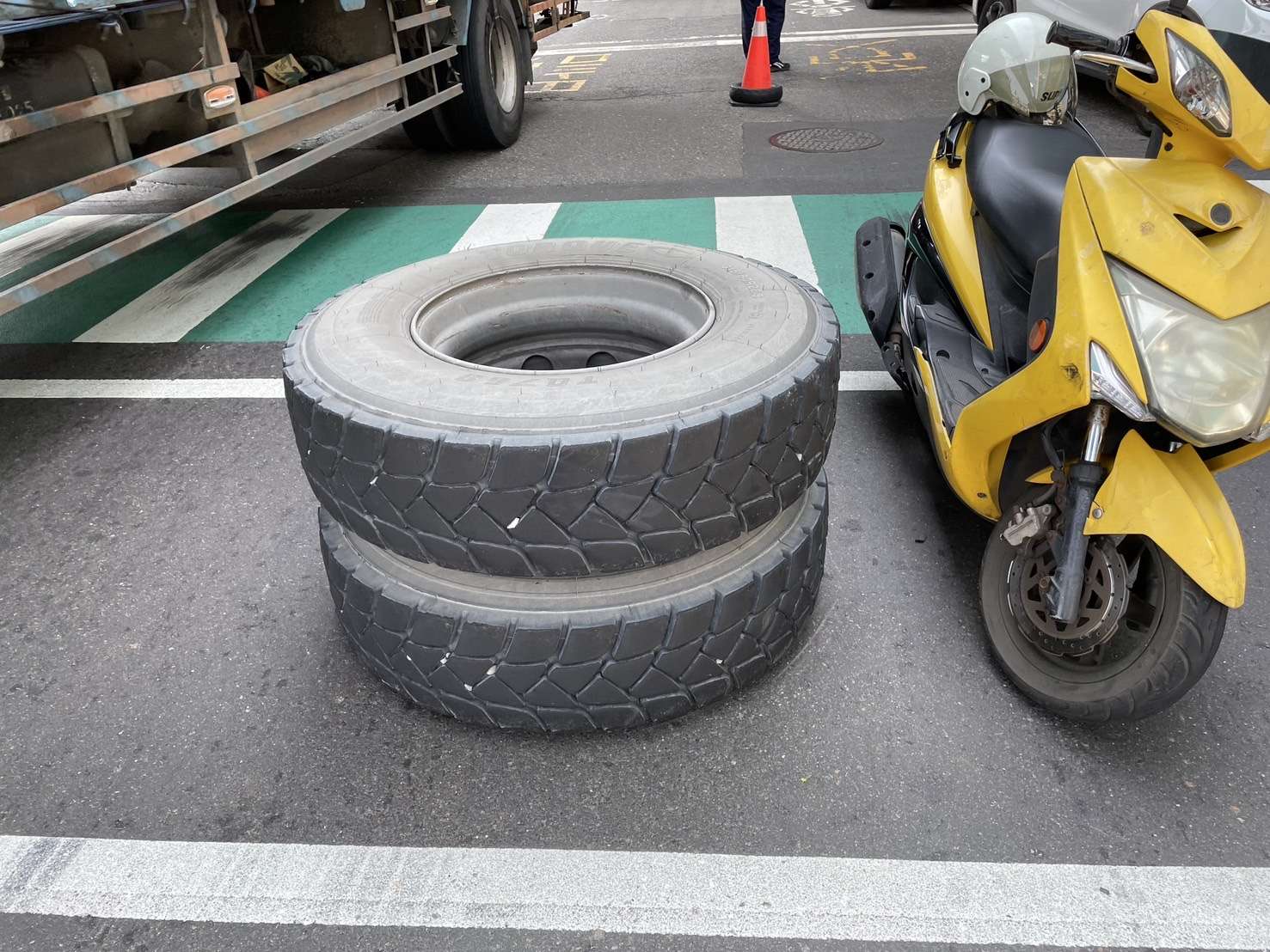 【有片】曳引車開到一半「輪子離家出走」 無辜騎士遭波及 S 68452951 0