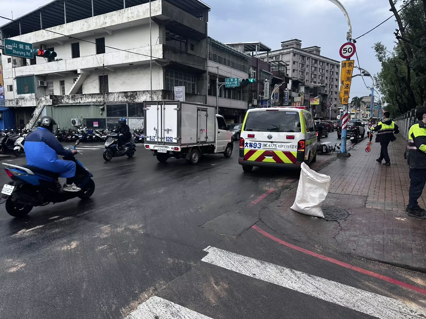 【有片】桃園龜山公車油漏滿地 害女騎士慘摔 S 72048722