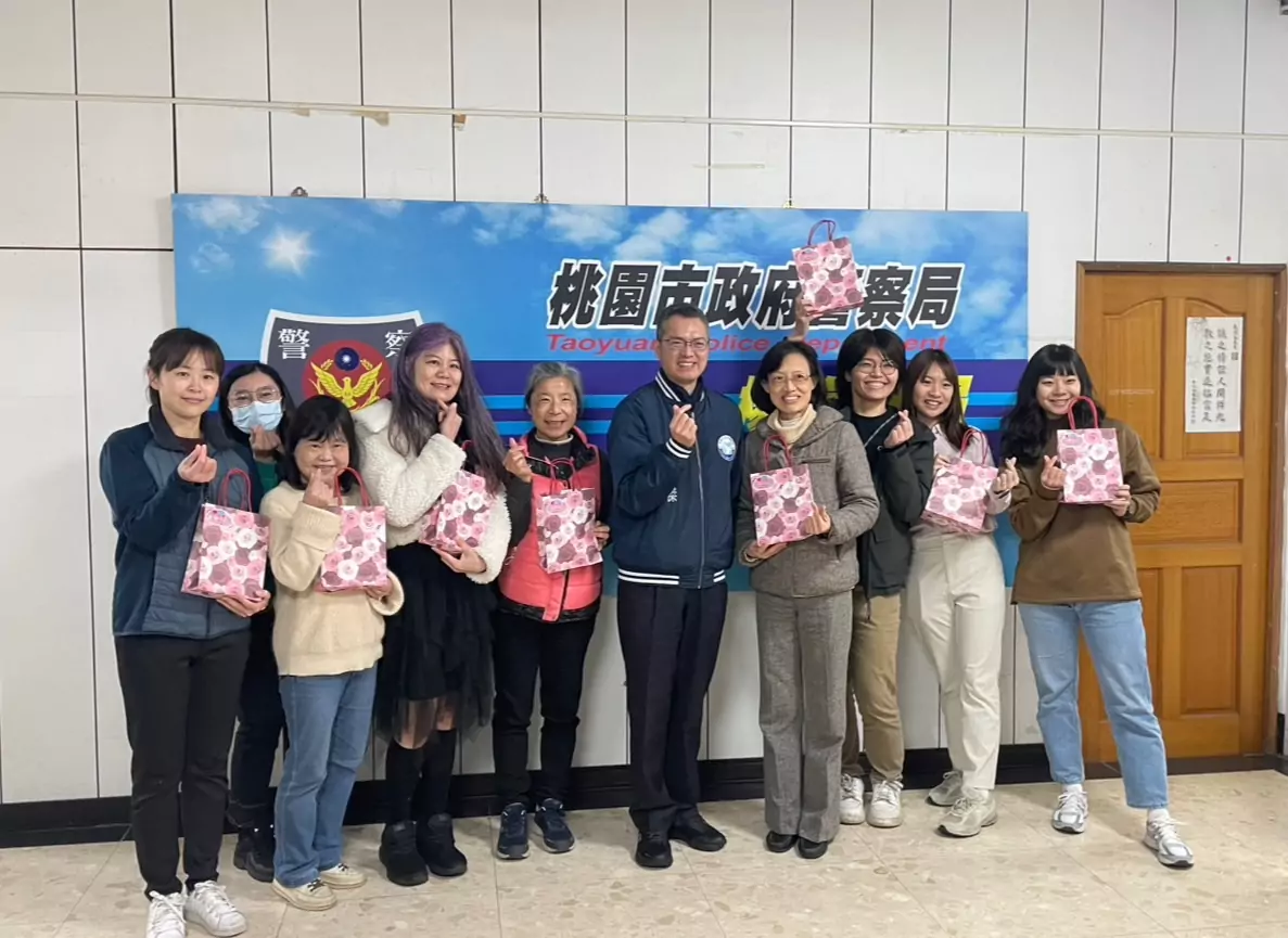 楊梅警感謝女力付出 婦女節前夕贈貼心禮物 楊梅警感謝女力付出 婦女節前夕贈貼心禮物
