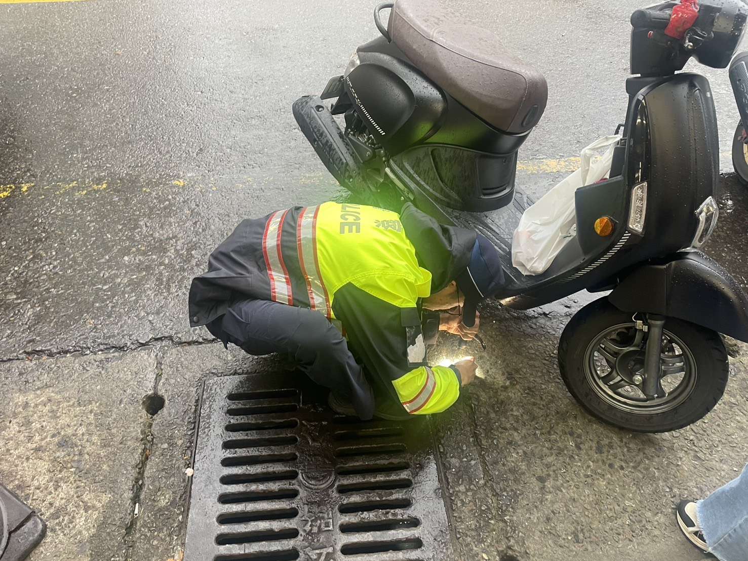 婦人手滑鑰匙卡水溝 楊梅警靠這招解圍 S 73949449 0