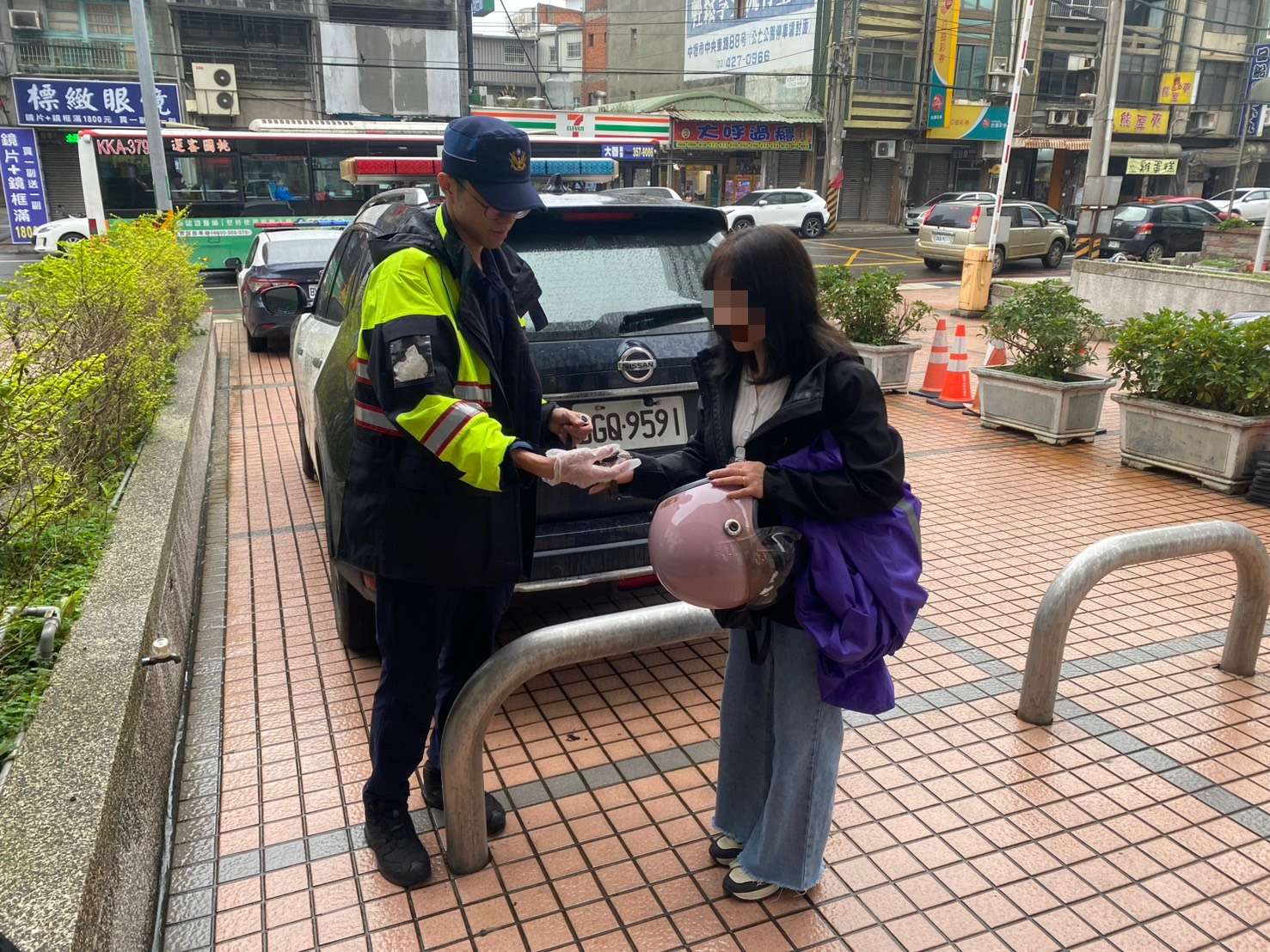 婦人手滑鑰匙卡水溝 楊梅警靠這招解圍 S 73949452 0