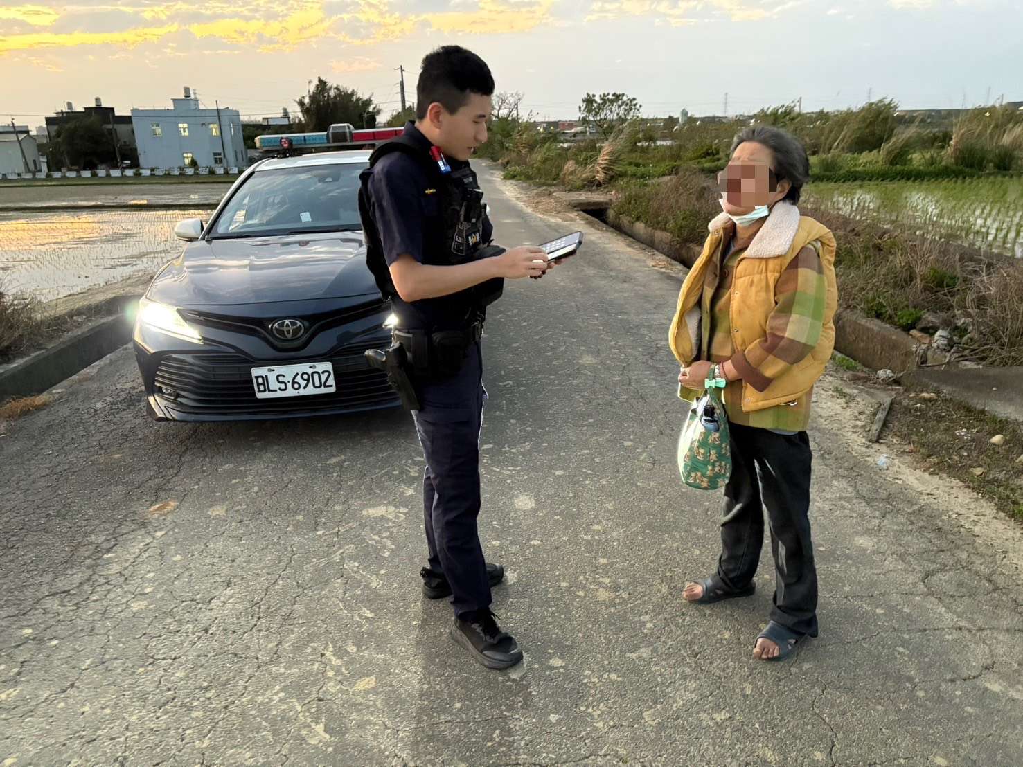 6旬婦想「從桃園走回新竹」 楊梅警民及時伸援 S 74104881 0