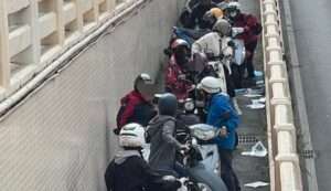 疑「地面異物」釀禍!30歲女騎地下道壓到慘摔