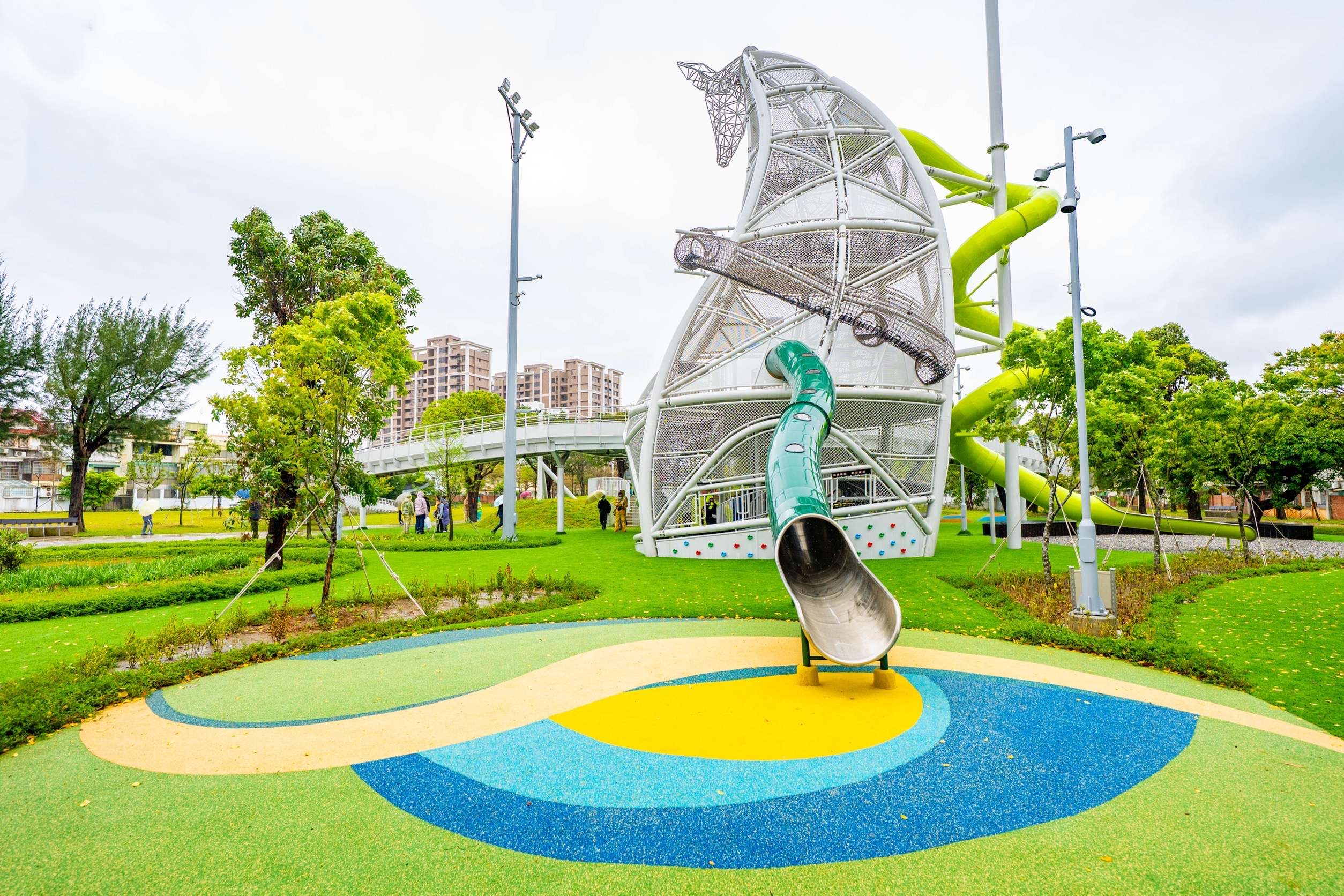16公尺高長頸鹿溜滑梯!桃園八德楓樹腳公園迎嶄新面貌 S 793903139 0