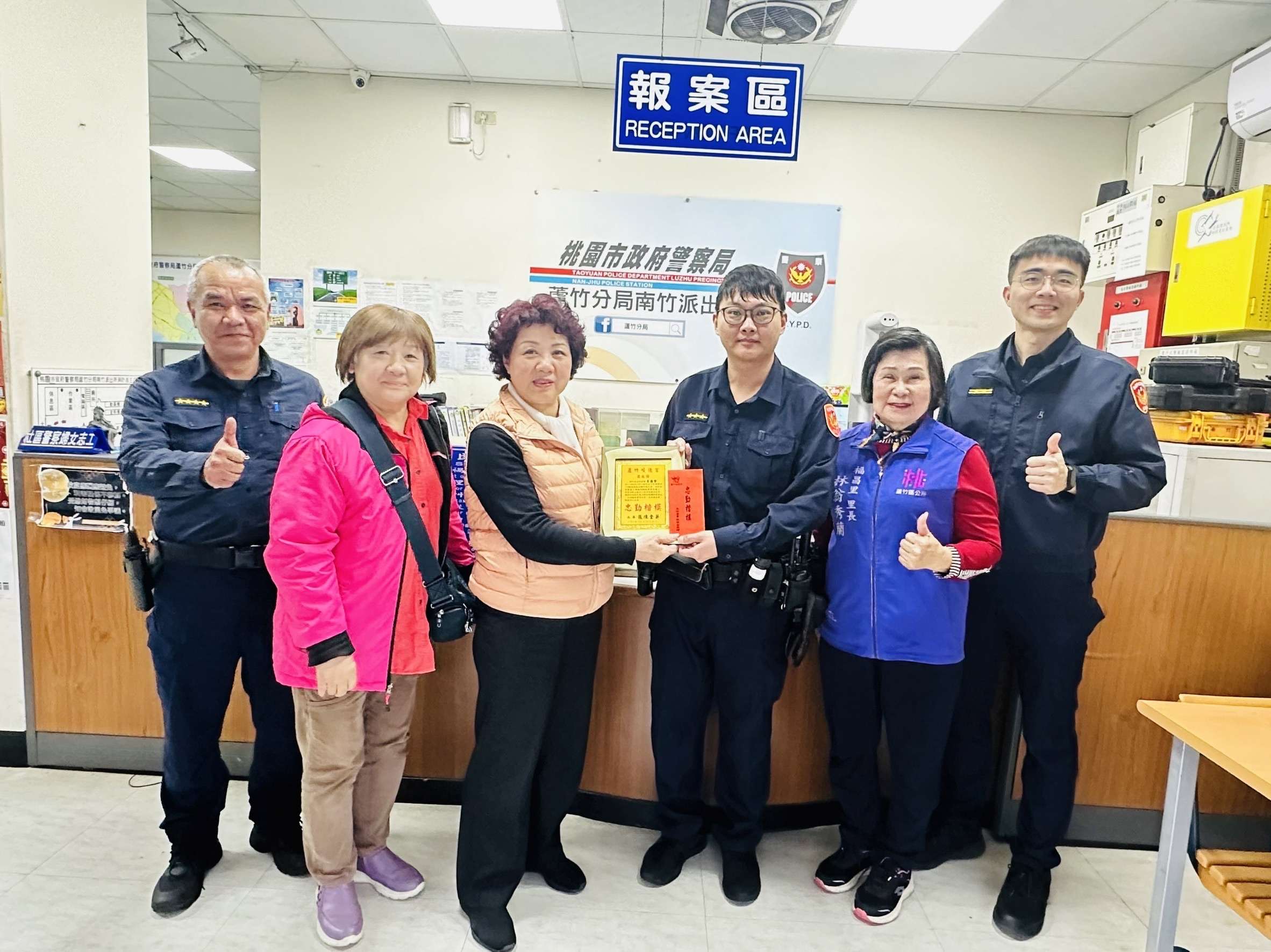 民眾情緒失控衝車道 蘆竹警奮力救人獲表揚 S 86368272 1