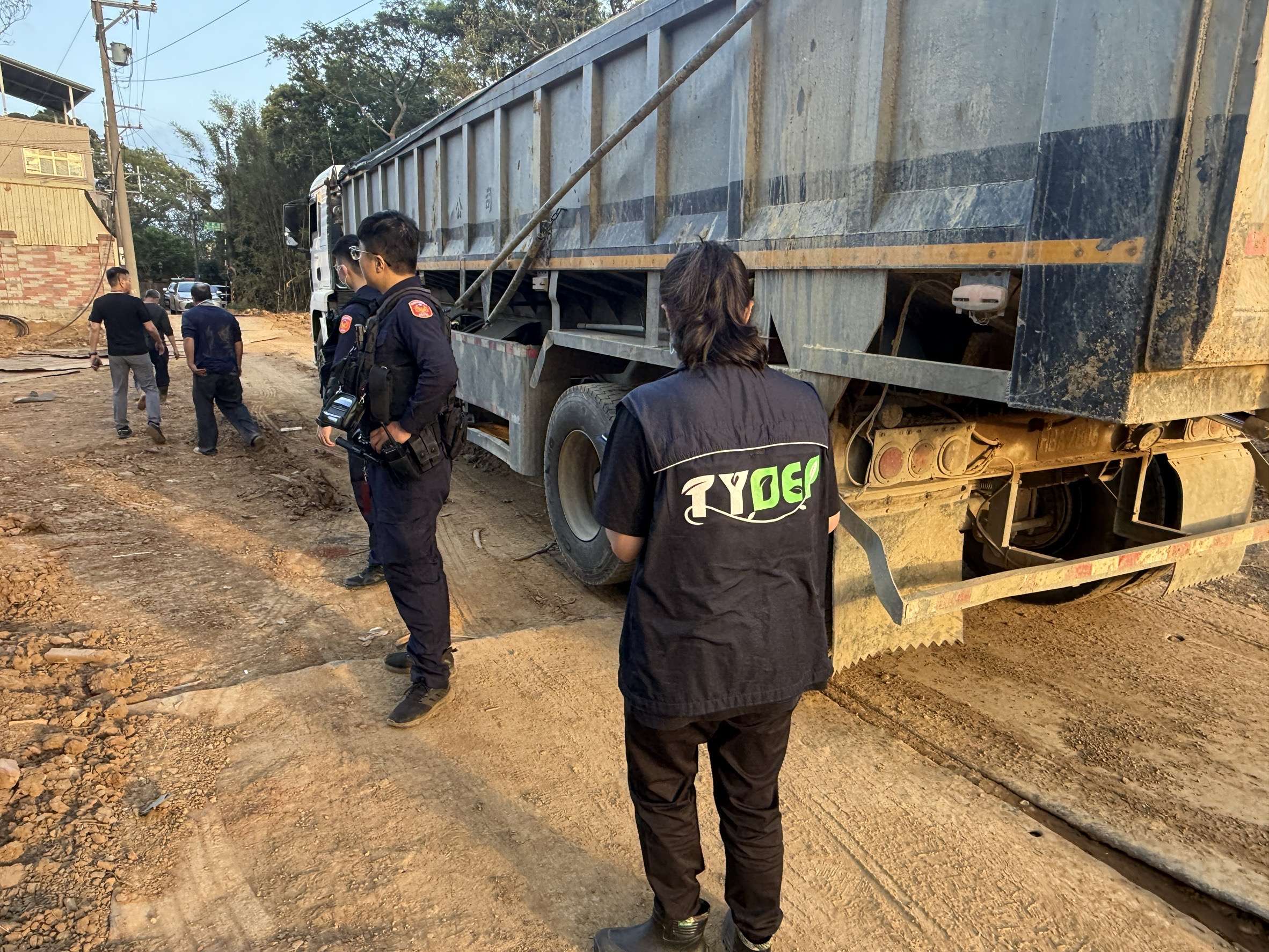 桃園建管處攜手環警 業者亂倒廢土當場被逮 S 96264392 0
