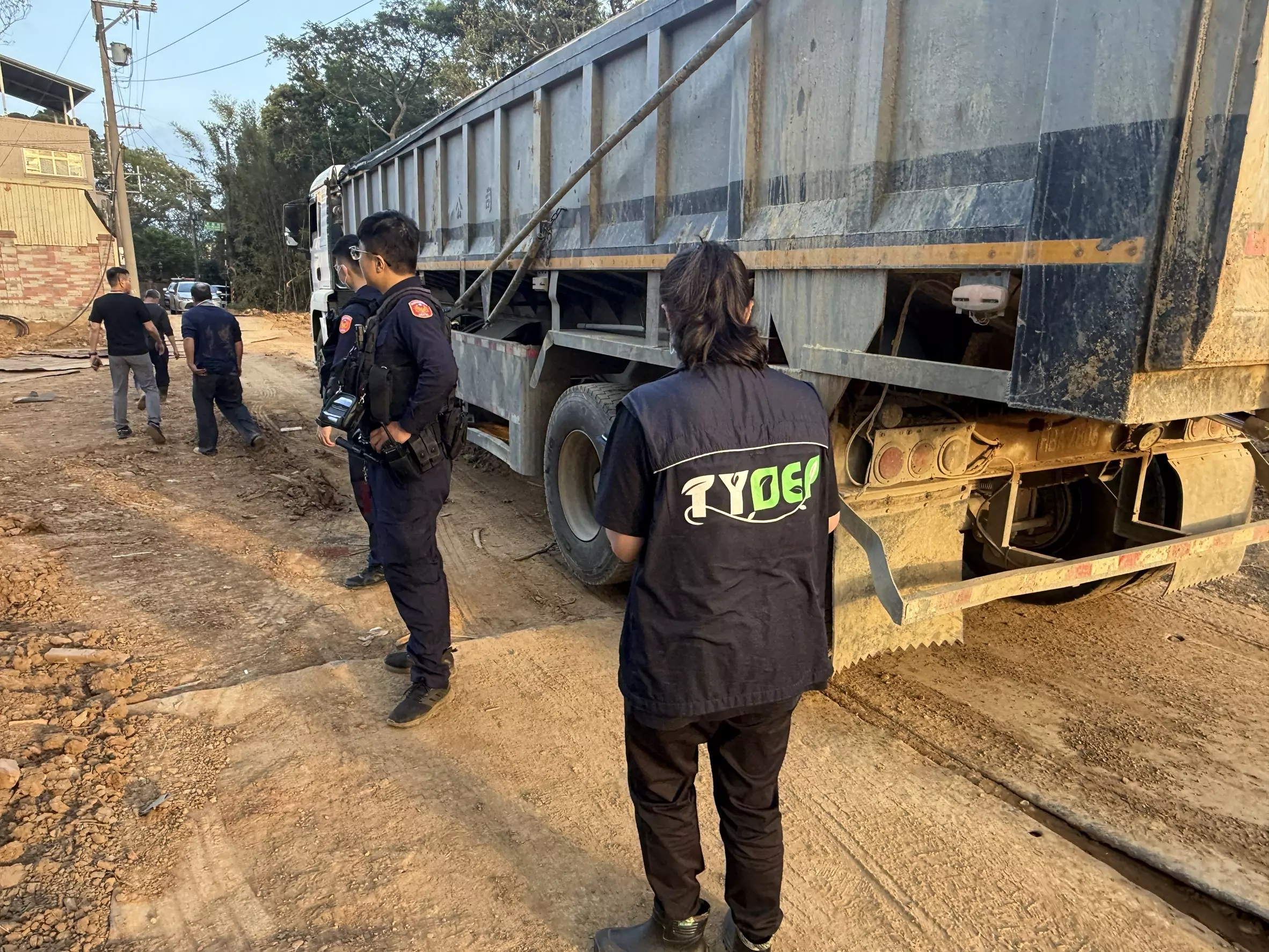 桃園建管處攜手環警 業者亂倒廢土當場被逮 S 96264392 0