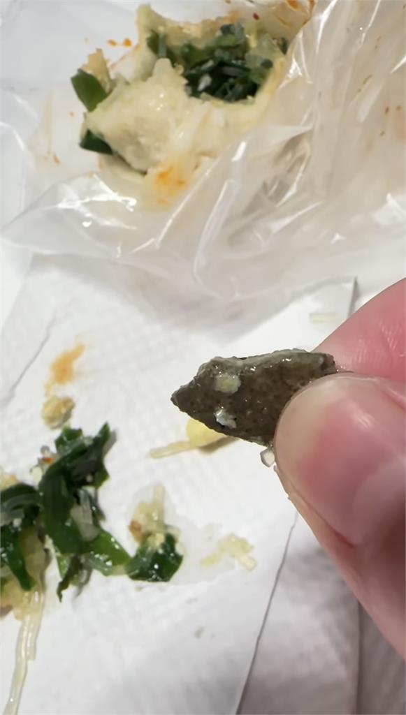 水煎包藏石頭民眾直呼誇張 業者:已退費