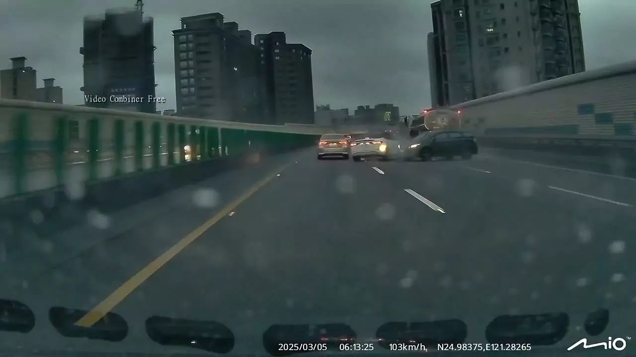 【有片】國2南桃園段2車變換車道互撞 網:雙人芭蕾? dr6aqd54f5d