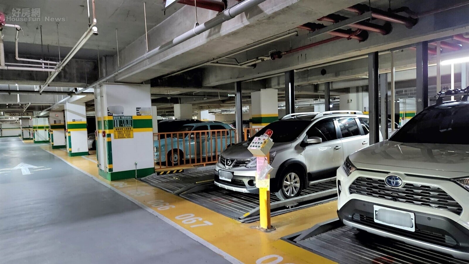 住公寓沒車位超困擾…他看到隔壁棟秒心動!網看到勸:比機械慘