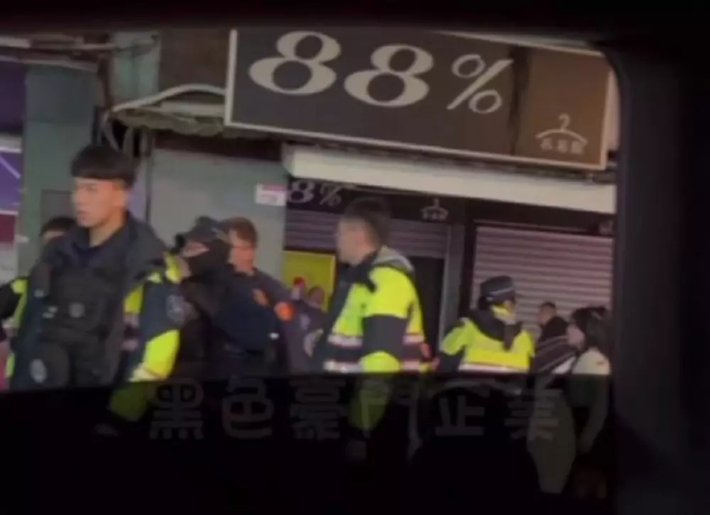 【有片】女遭醉男碰撞 男性友人為她出氣與對方互毆 g44sgsf