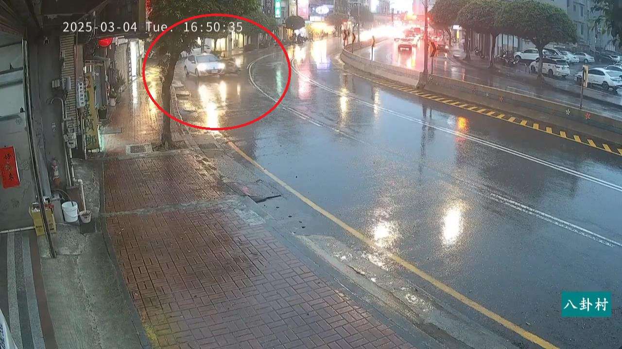 【有片】路口遭汽車擊落 女騎士倒地哀嚎畫面曝 gfwfff