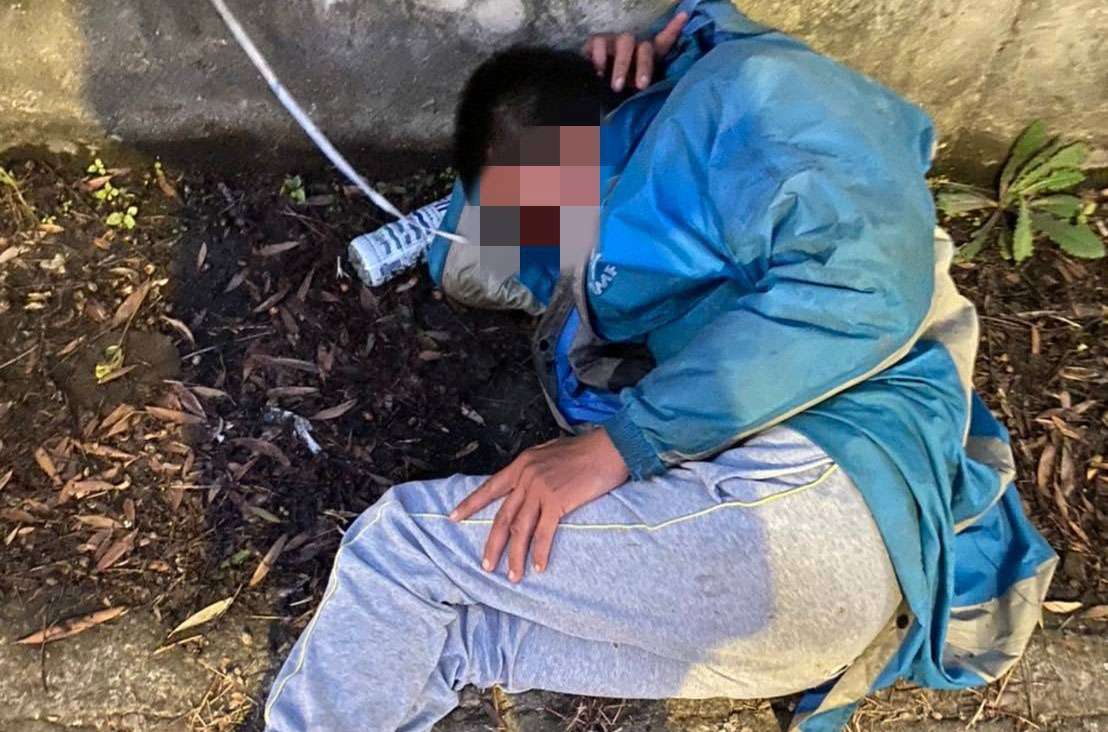 男子喝茫路邊倒頭就睡 大園警曝:不是第一次