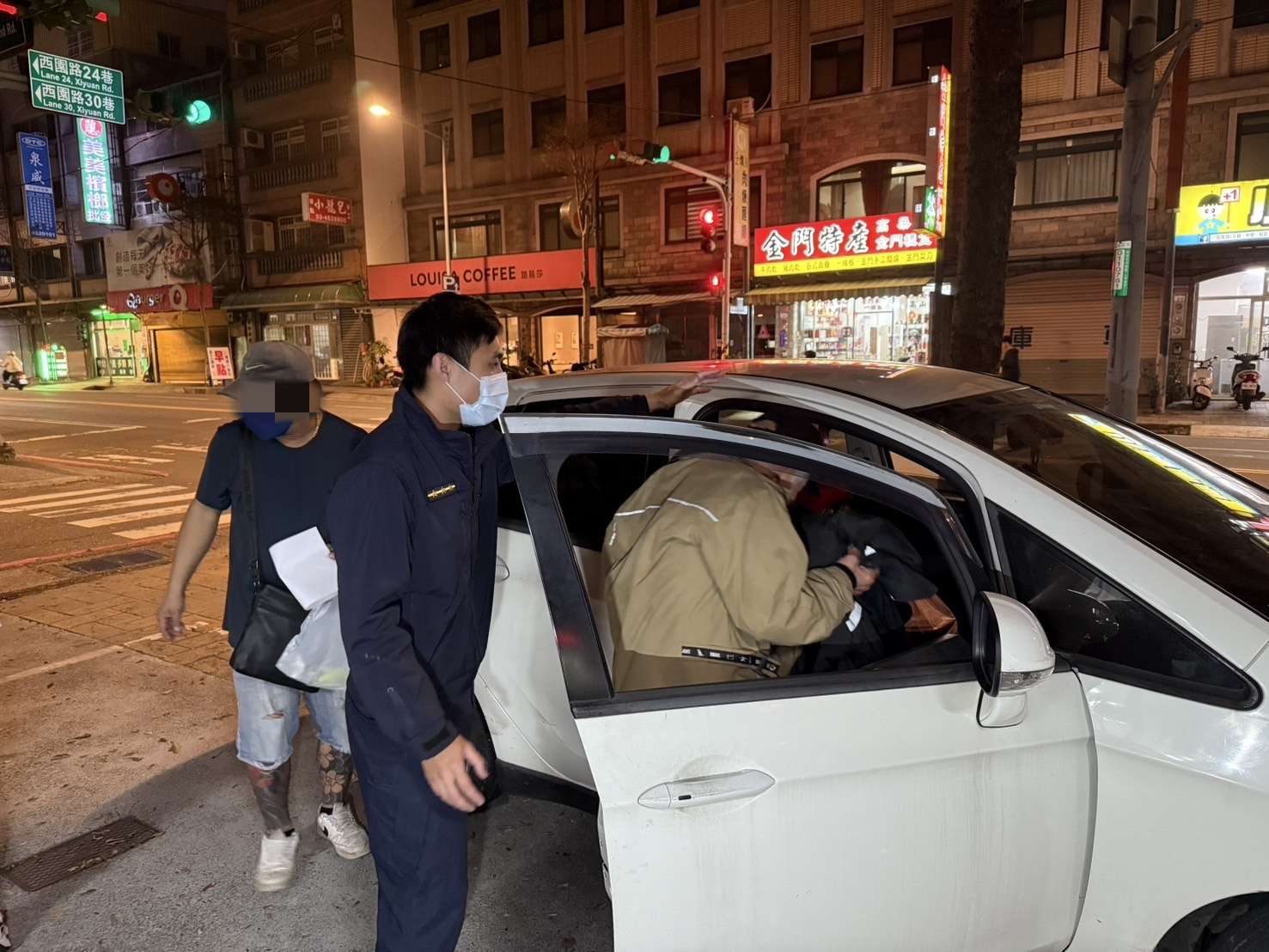 8旬翁呆坐人行道 壢警及時伸援 gwwe 1