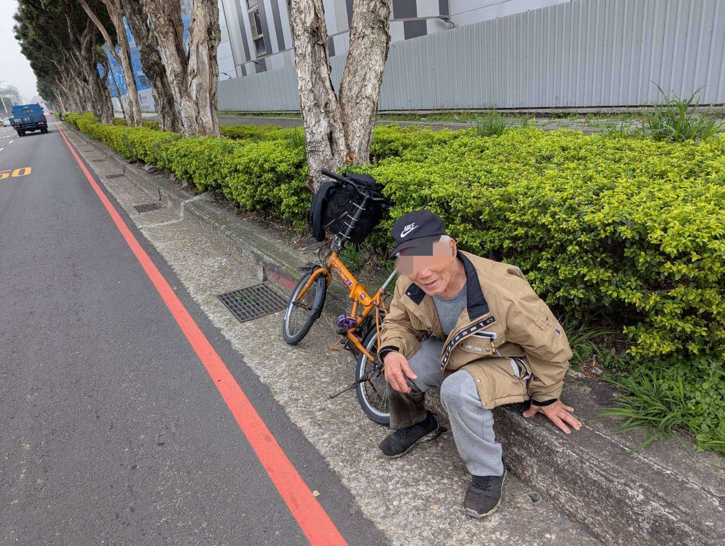 8旬翁呆坐人行道 壢警及時伸援 gwwe 3