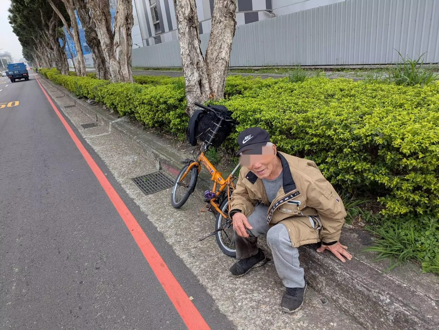 8旬翁呆坐人行道 壢警及時伸援 gwwe 3