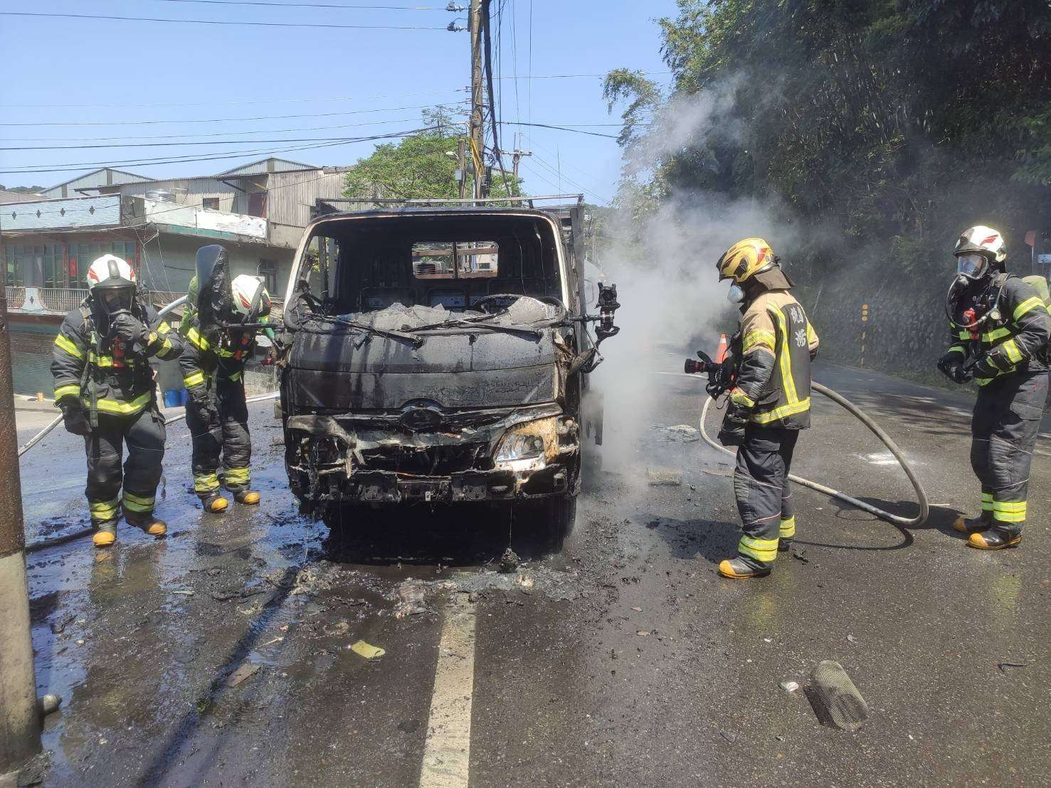 龜山小貨車載空壓機突起火 整輛燒剩骨架 image 5680646954691589406 0