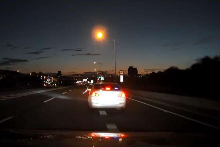 【有片】國道上從車窗伸指揮棒 男假冒警察攔車控他人超速 rfsadsad