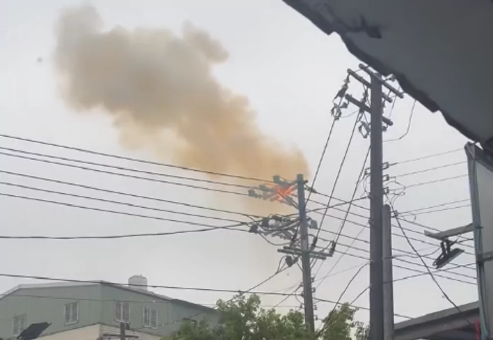 八德2143戶停電 電線桿竄火煙畫面曝 八德2143戶停電 電線桿竄火煙畫面曝