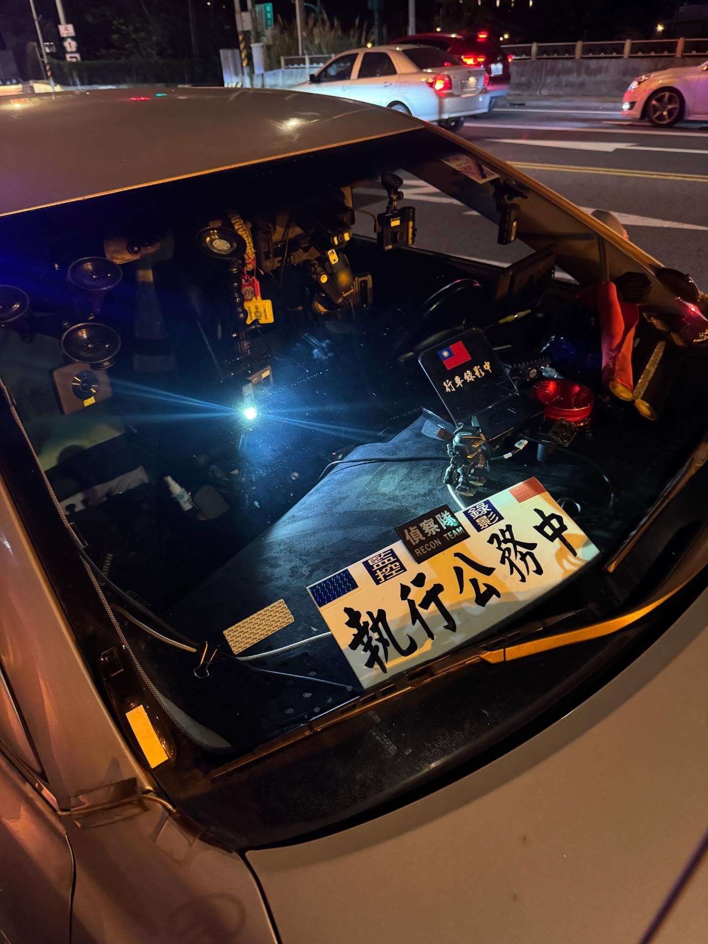 【有片】國道上從車窗伸指揮棒 男假冒警察攔車控他人超速 threadsdownloader.com 0eeba0