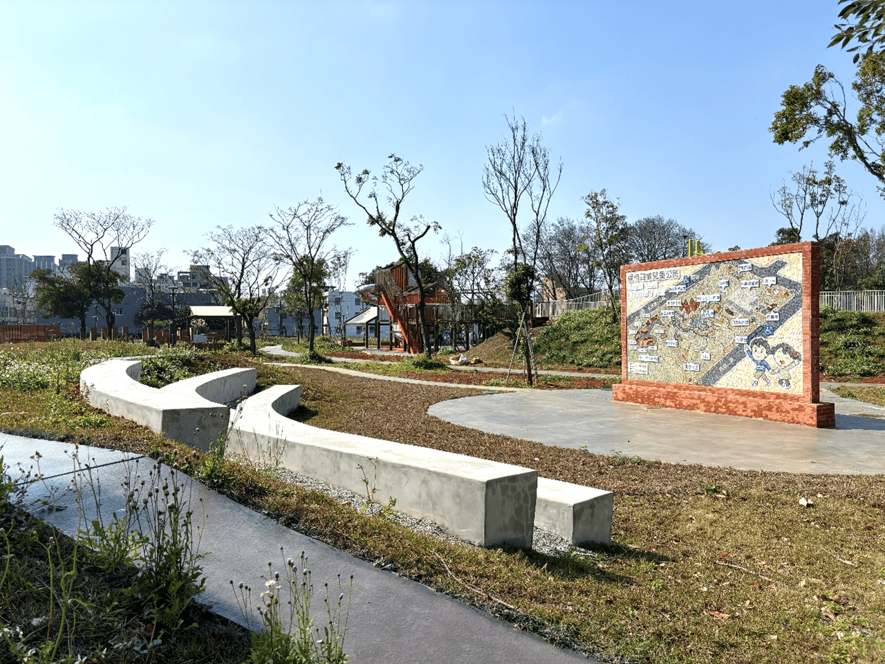 讓孩子與大自然為友 楊梅四維兒童公園全新遊戲場亮相 圖8.解說牆休憩座椅區