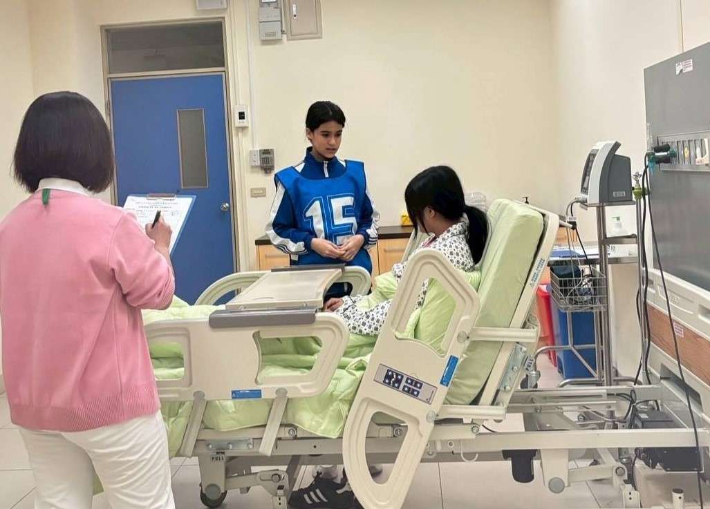 圖說二：選手需在限時內完成指定任務，包括正確測量心跳、呼吸、血壓，進行傷口繃帶 0