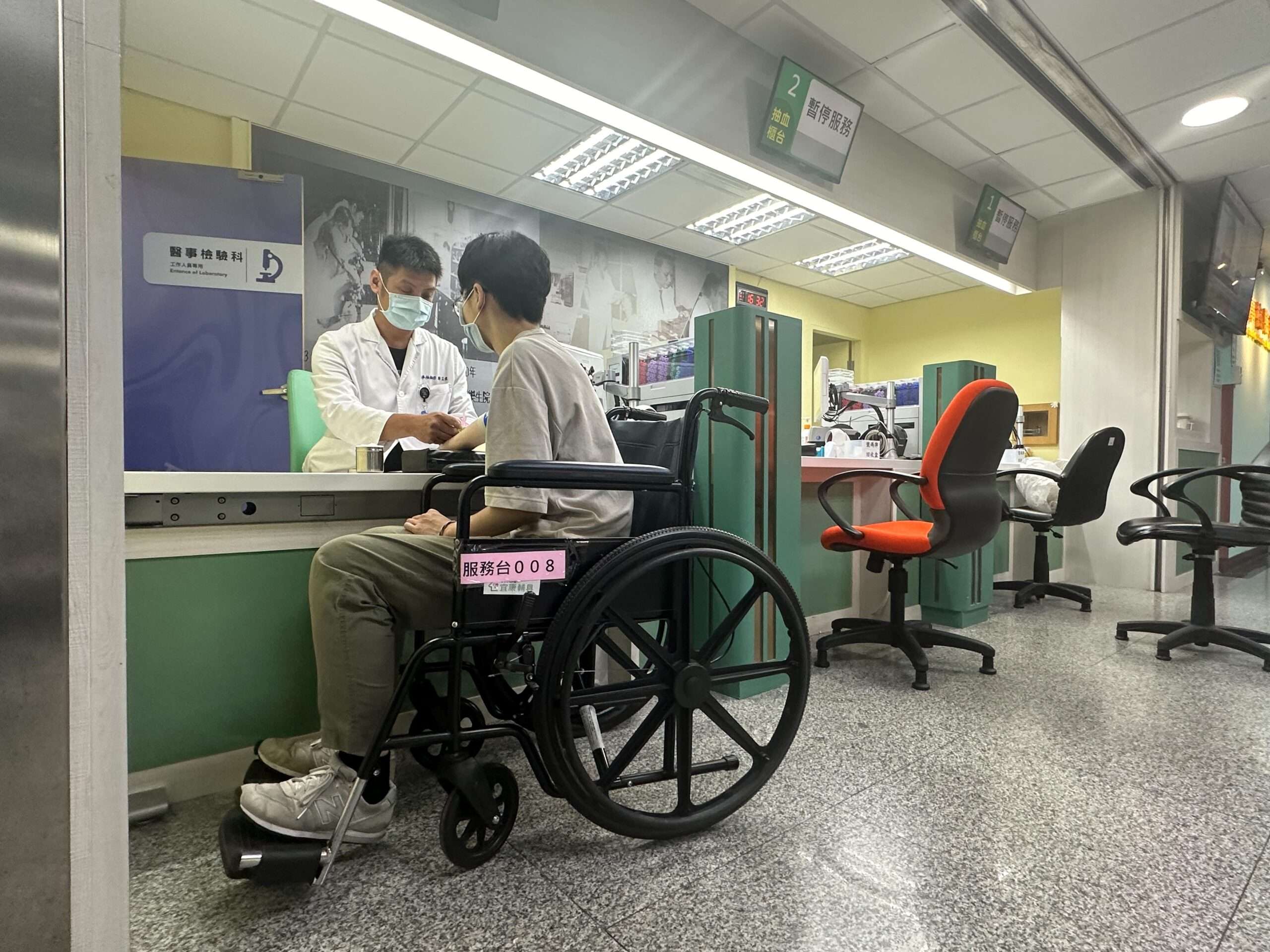 樂生醫院抽血區設置無障礙抽血櫃檯，抽血桌可以配合輪椅者高度升降。樂生醫院提供 0 scaled