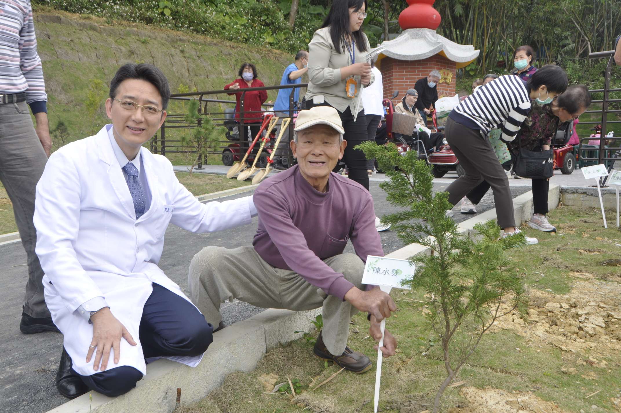 樂生醫「愛樂園」搬遷整建完工 植樹節種樹思念故人 樂生醫院王偉傑院長左與漢生人權委員、院民陳水發一同植樹。樂生醫院提供