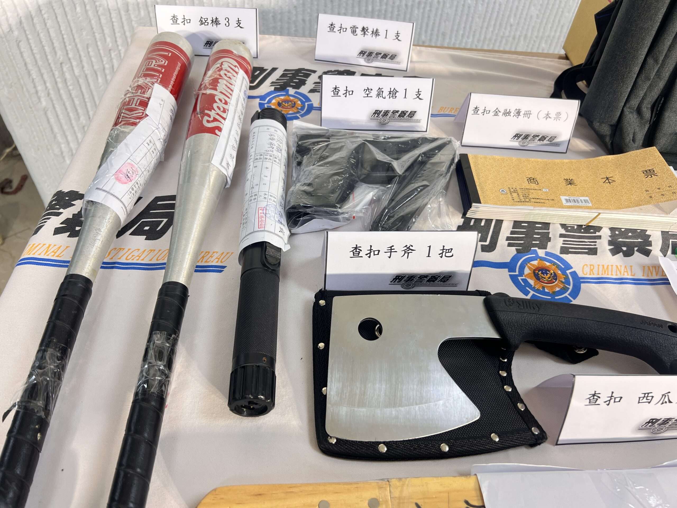 假投資詐團據點掛匾額「仁者無敵」 逾50成員被逮17人羈押 證物陳列 2 scaled
