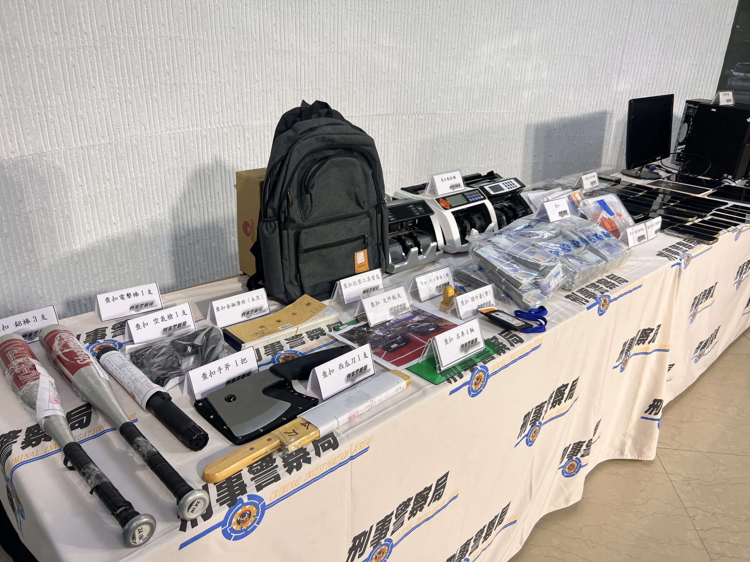 假投資詐團據點掛匾額「仁者無敵」 逾50成員被逮17人羈押 證物陳列 3 scaled