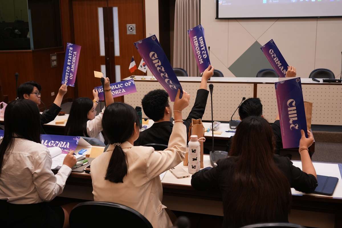 03 第一委員會於CYCUMUN 2025會議中針對議題進行最終表決，展現青年代表的專業與投入。 0