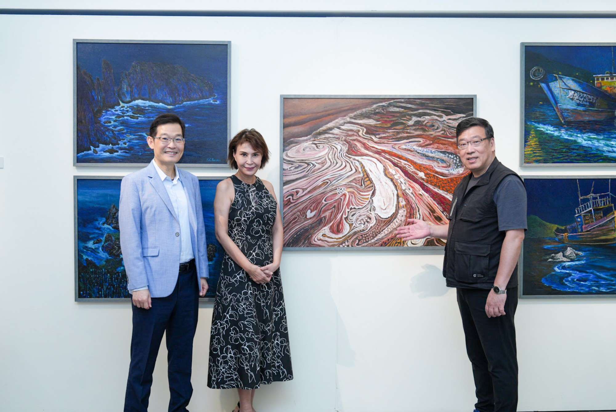 曹松清個展《馬祖‧藍眼淚》中原大學登場 結合AR打造感官饗宴 04 中原大學舉辦《馬祖‧藍眼淚》曹松清個展。左起為中原大學主任秘書閻亢宗、藝術中 0