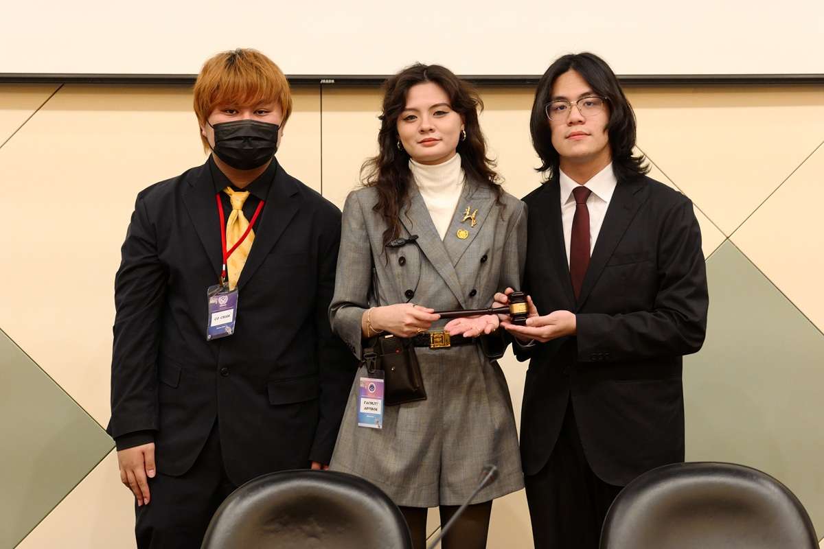04 學術長與第三委員會主席團於CYCUMUN 2025會議中進行交接儀式，象徵責任傳承與使命延續 0