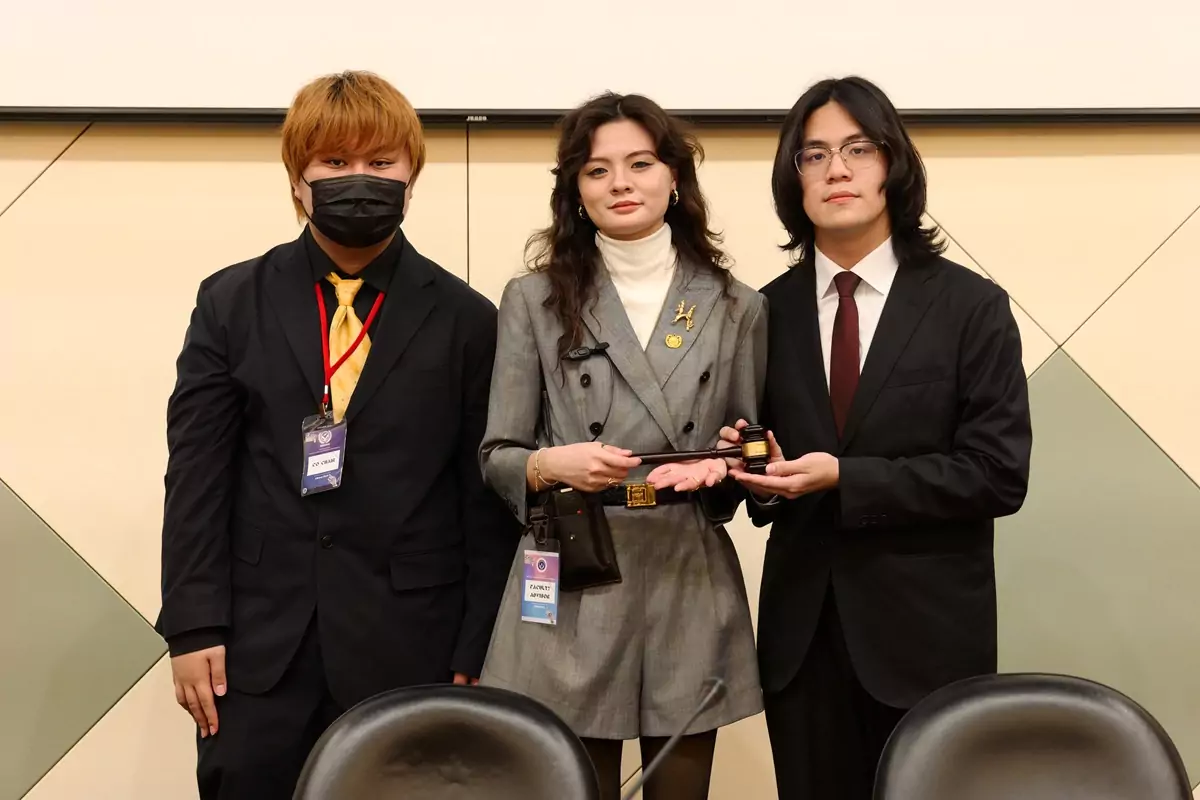 04 學術長與第三委員會主席團於CYCUMUN 2025會議中進行交接儀式，象徵責任傳承與使命延續 0