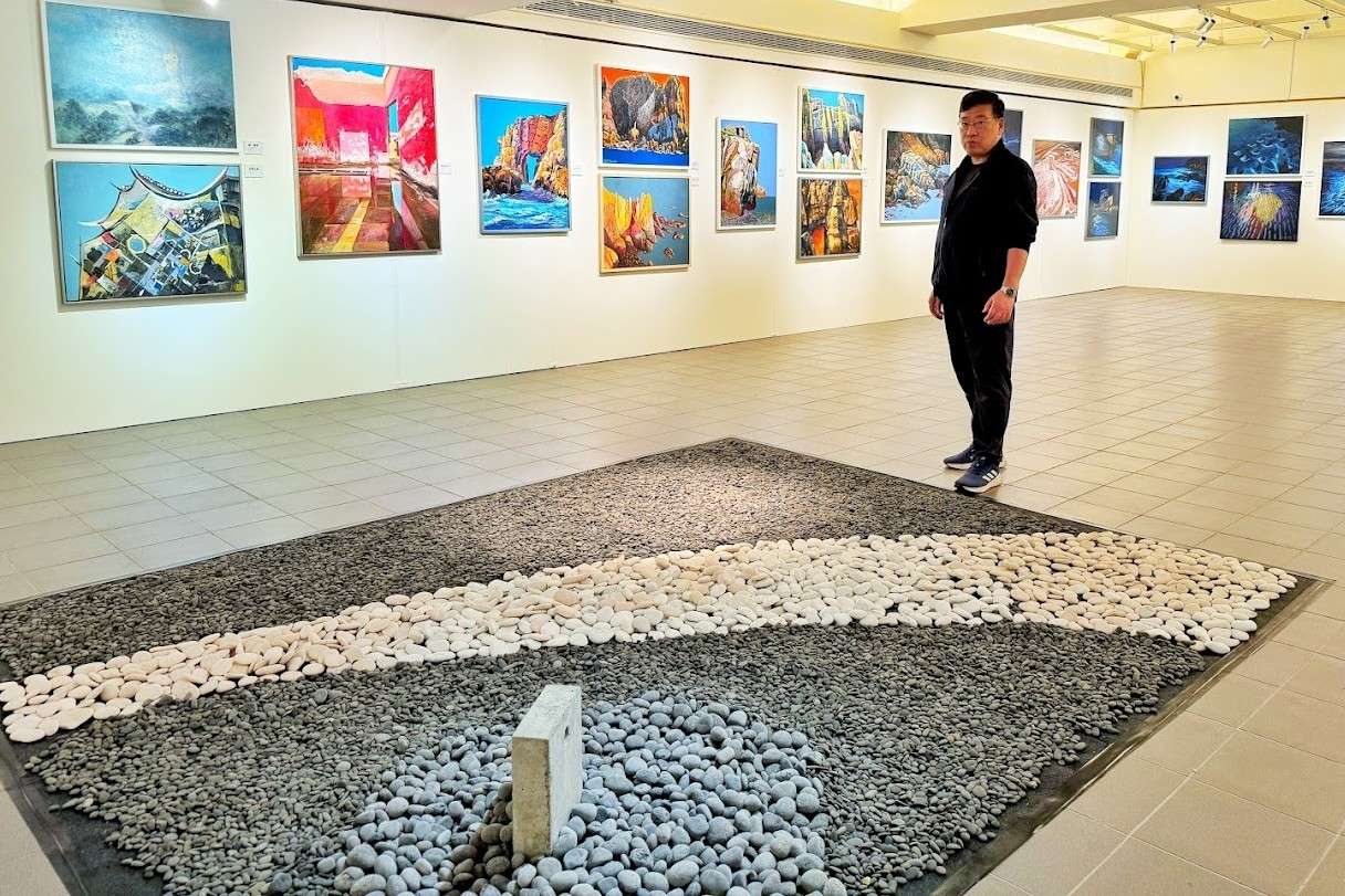05 中原大學藝術中心舉辦《馬祖‧藍眼淚》個展，展出藝術家曹松清40餘件作品。 0