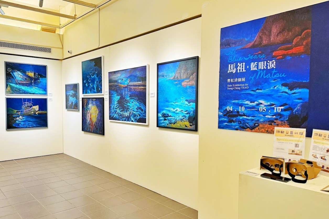 06 馬祖藝術家曹松清於中原大學舉辦個展，展出多幅以「藍眼淚」為主題的藝術創作。 0