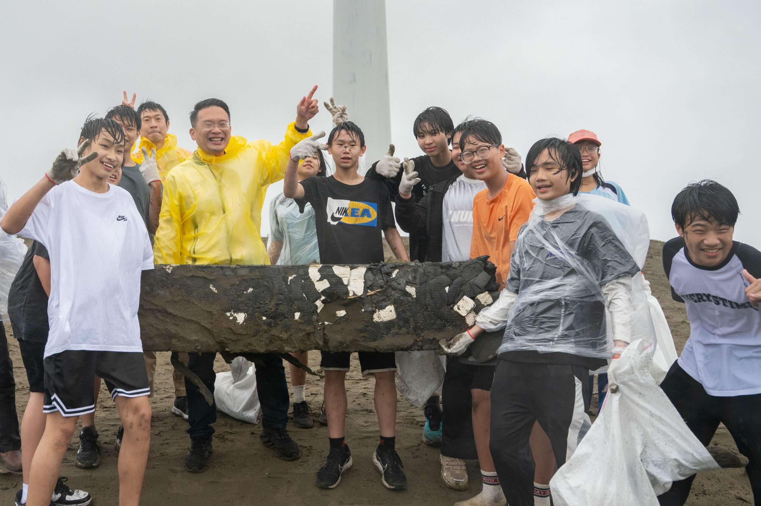 千人冒雨響應草漯沙丘淨灘 蘇俊賓:淋雨也要和大家一起 0f0daa56 d558 45b6 88d5 90233f8b1a70 scaled