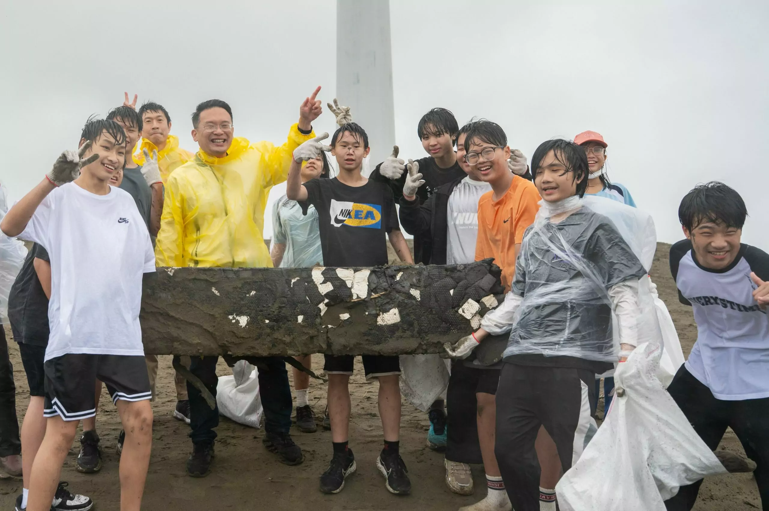 千人冒雨響應草漯沙丘淨灘 蘇俊賓:淋雨也要和大家一起 千人冒雨響應草漯沙丘淨灘 蘇俊賓:淋雨也要和大家一起