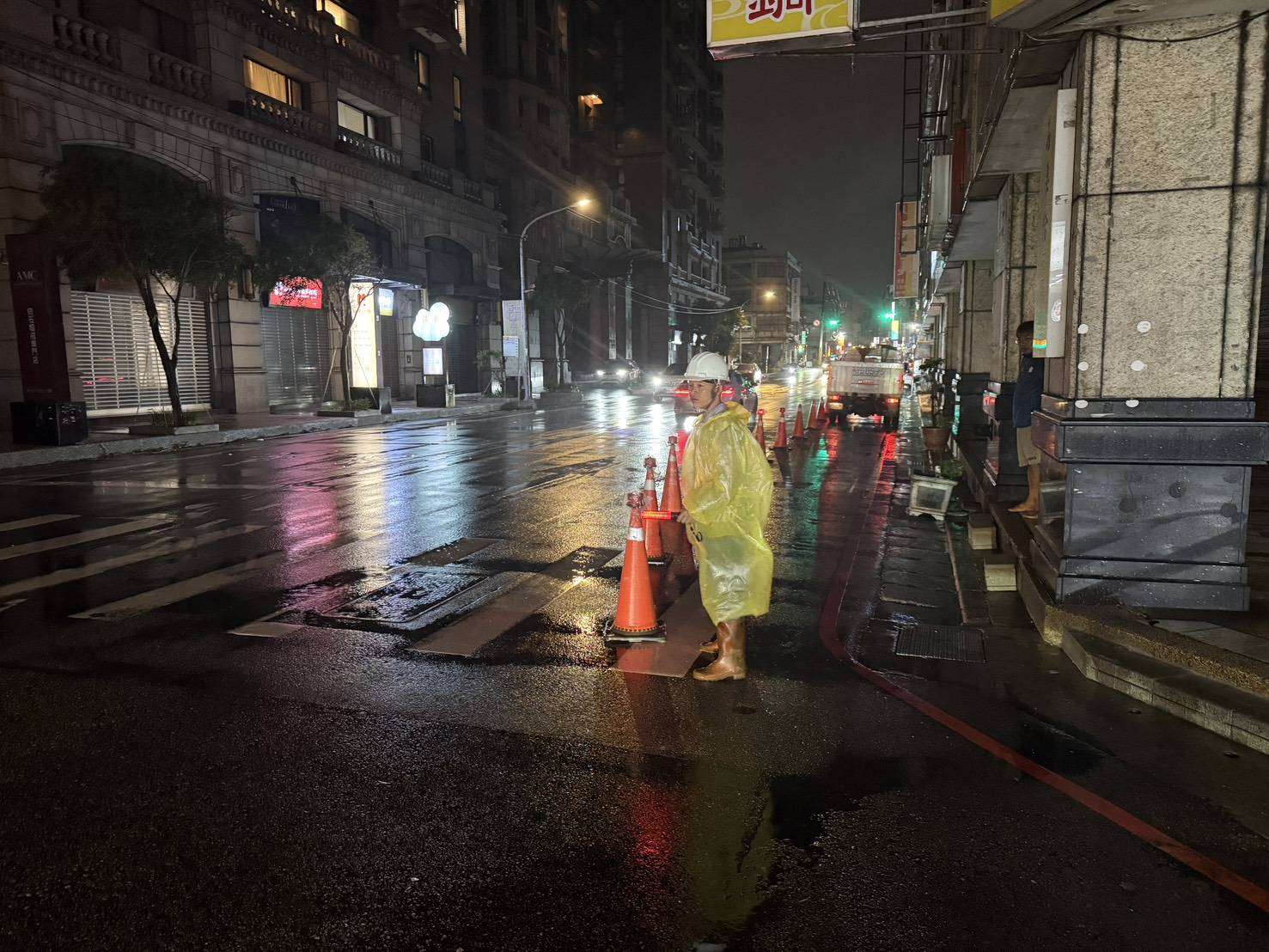 強降雨致桃園多區積水 市府啟動災害應變積極應對 1 6