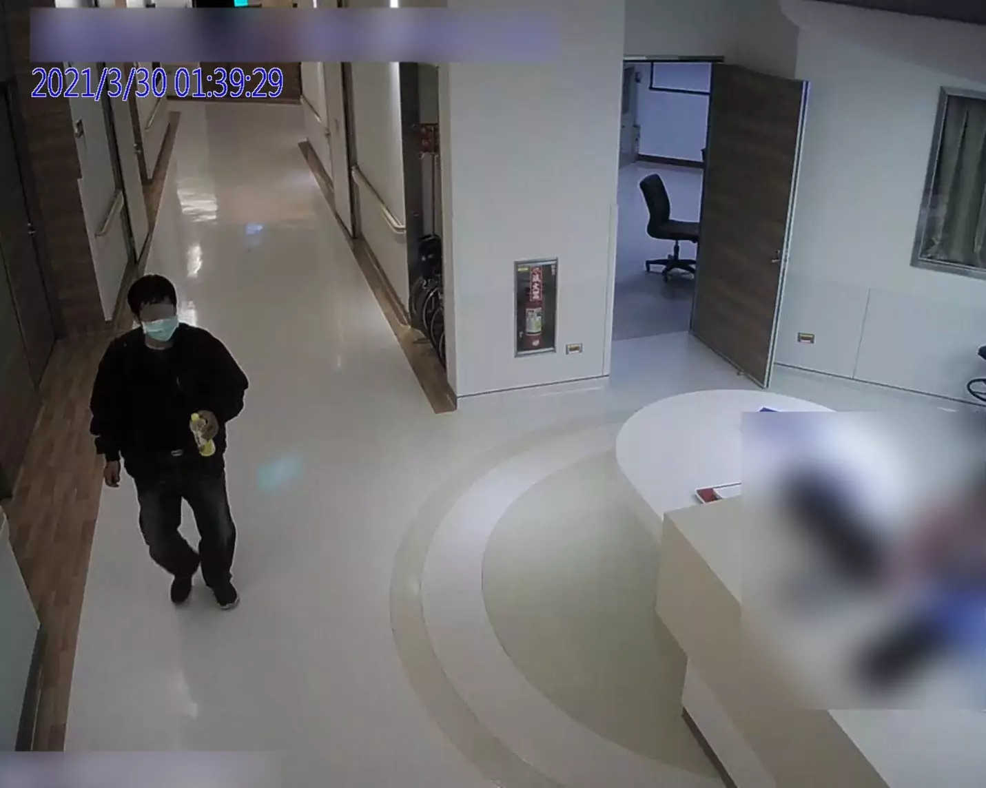 女痔瘡手術離奇癲癇亡 竟是老公下狠手詐領保險 110年3月30日張嫌手持寶特瓶返回病房