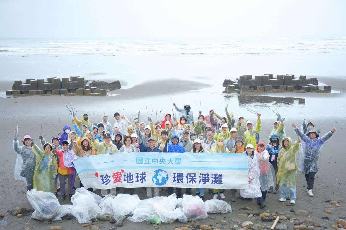 中央大學響應世界地球日 校長率80教職員捲袖淨灘 1140425 001