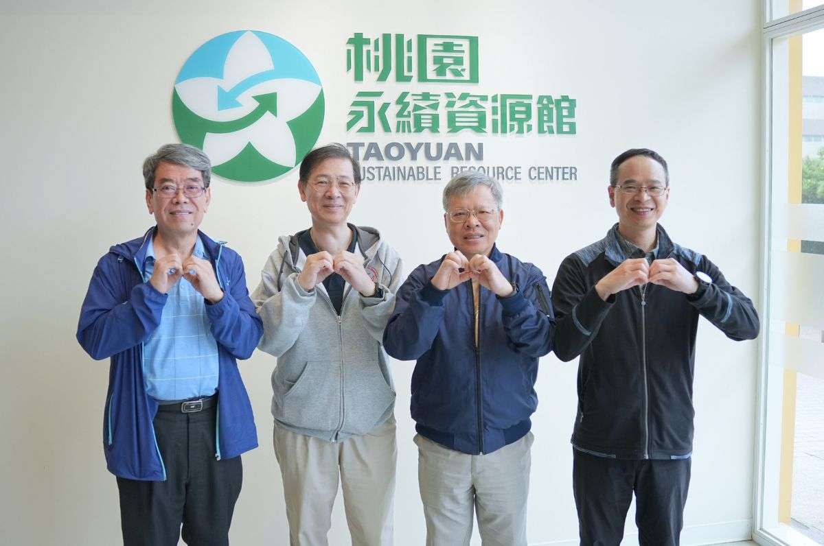 中央大學響應世界地球日 校長率80教職員捲袖淨灘 1140425 003
