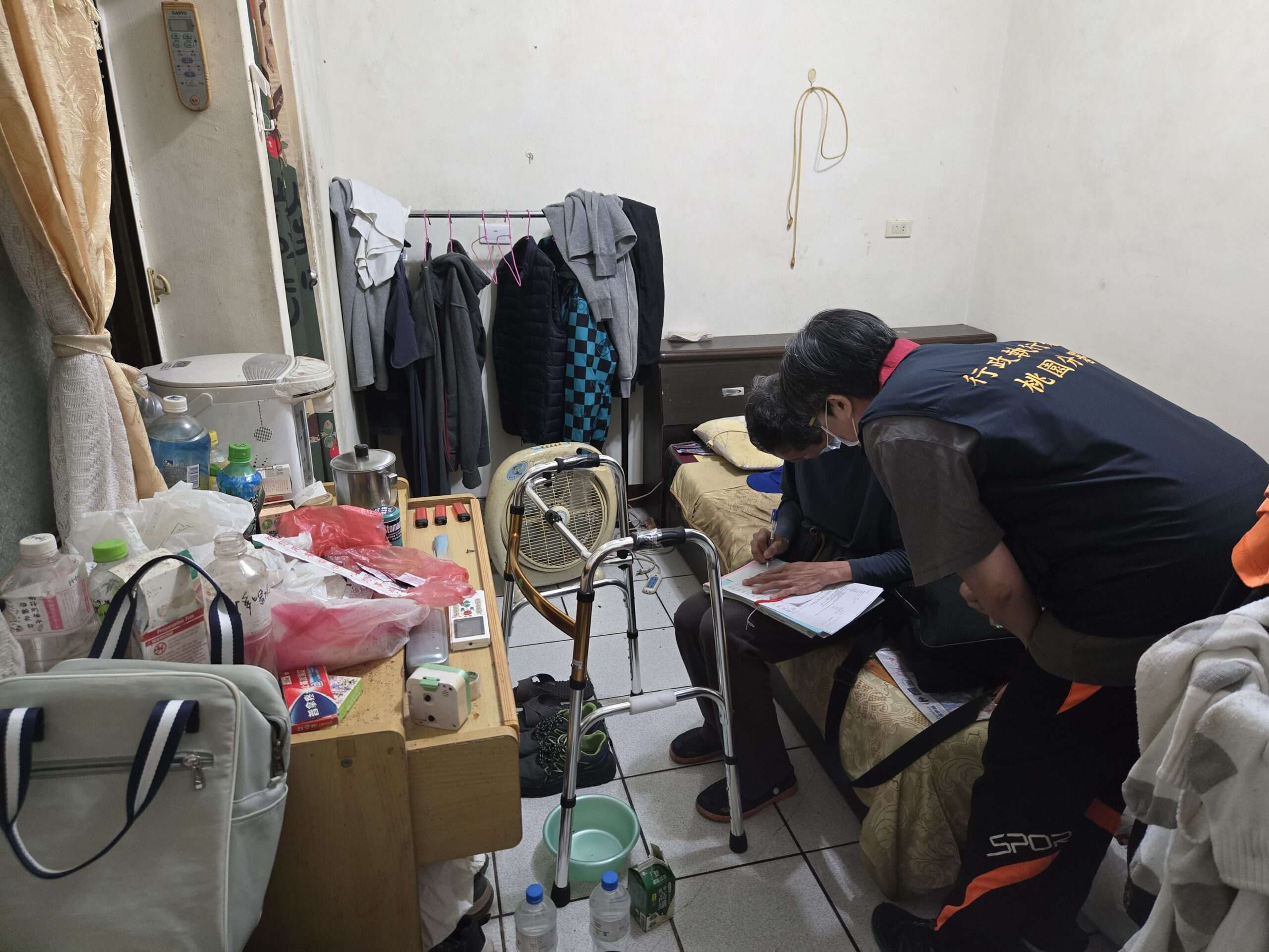 他骨盆斷裂生活陷困境 桃園分署暖贈慰問金助度難關 123645 scaled