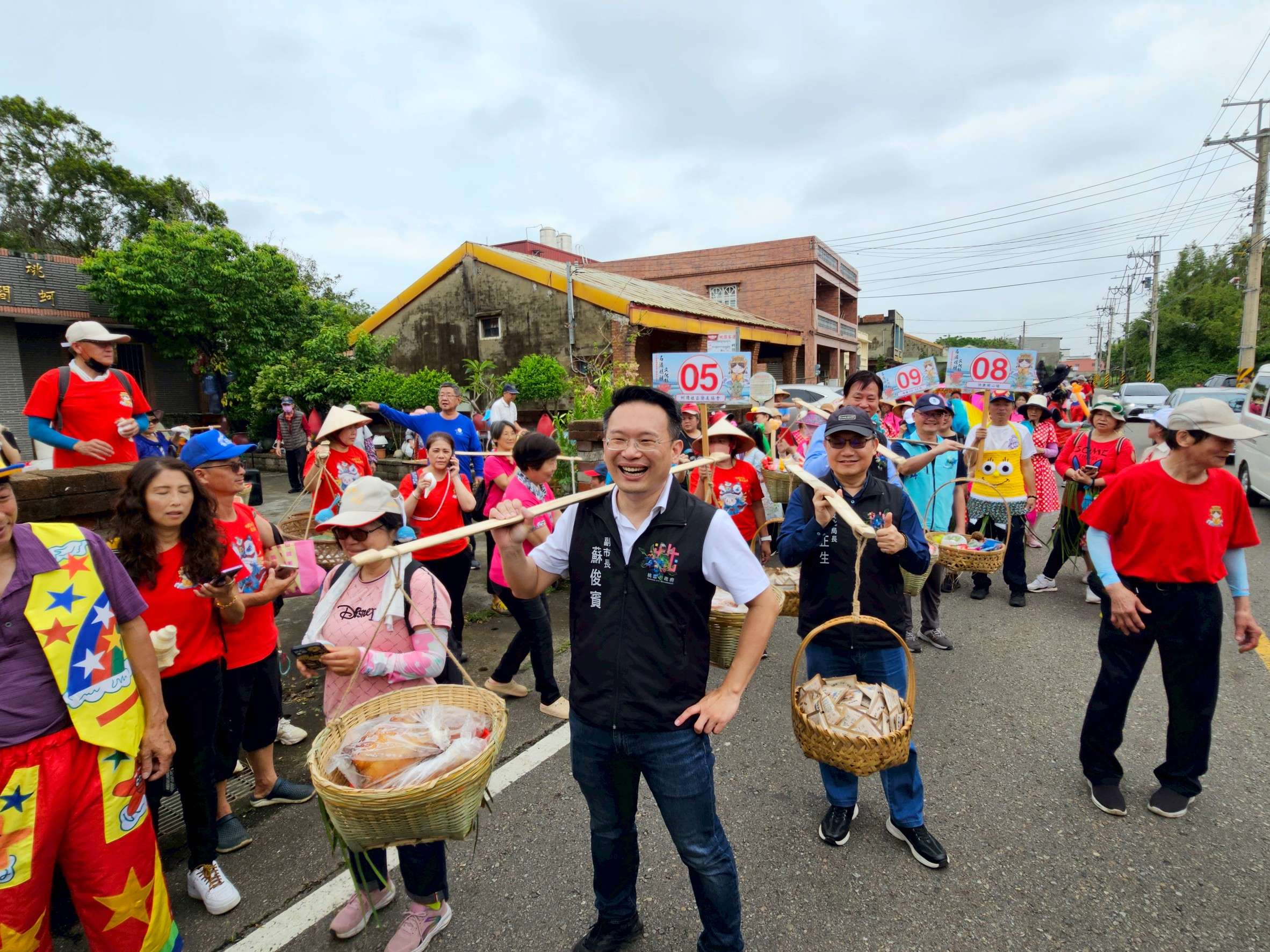蘇俊賓與民共挑福擔創意踩街 讚石滬媽祖文化節「規模不大卻精彩」 1321315 1