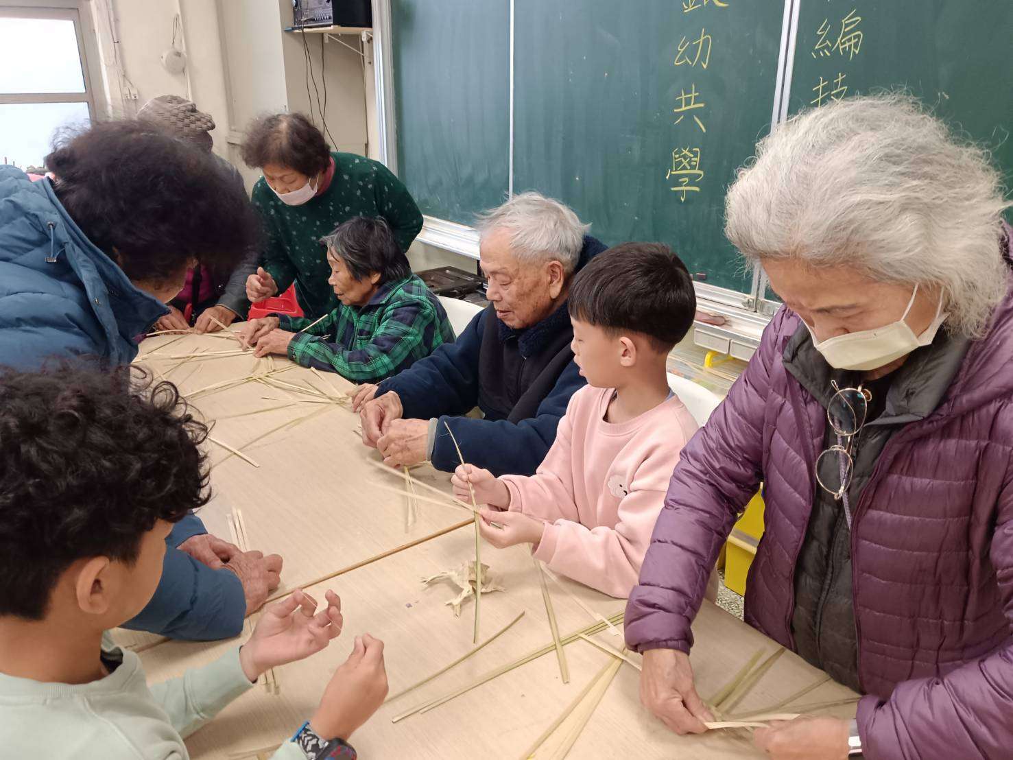 觀音育仁國小邀藝師傳授客家技藝 銀幼體驗DIY竹編童玩 137015 0