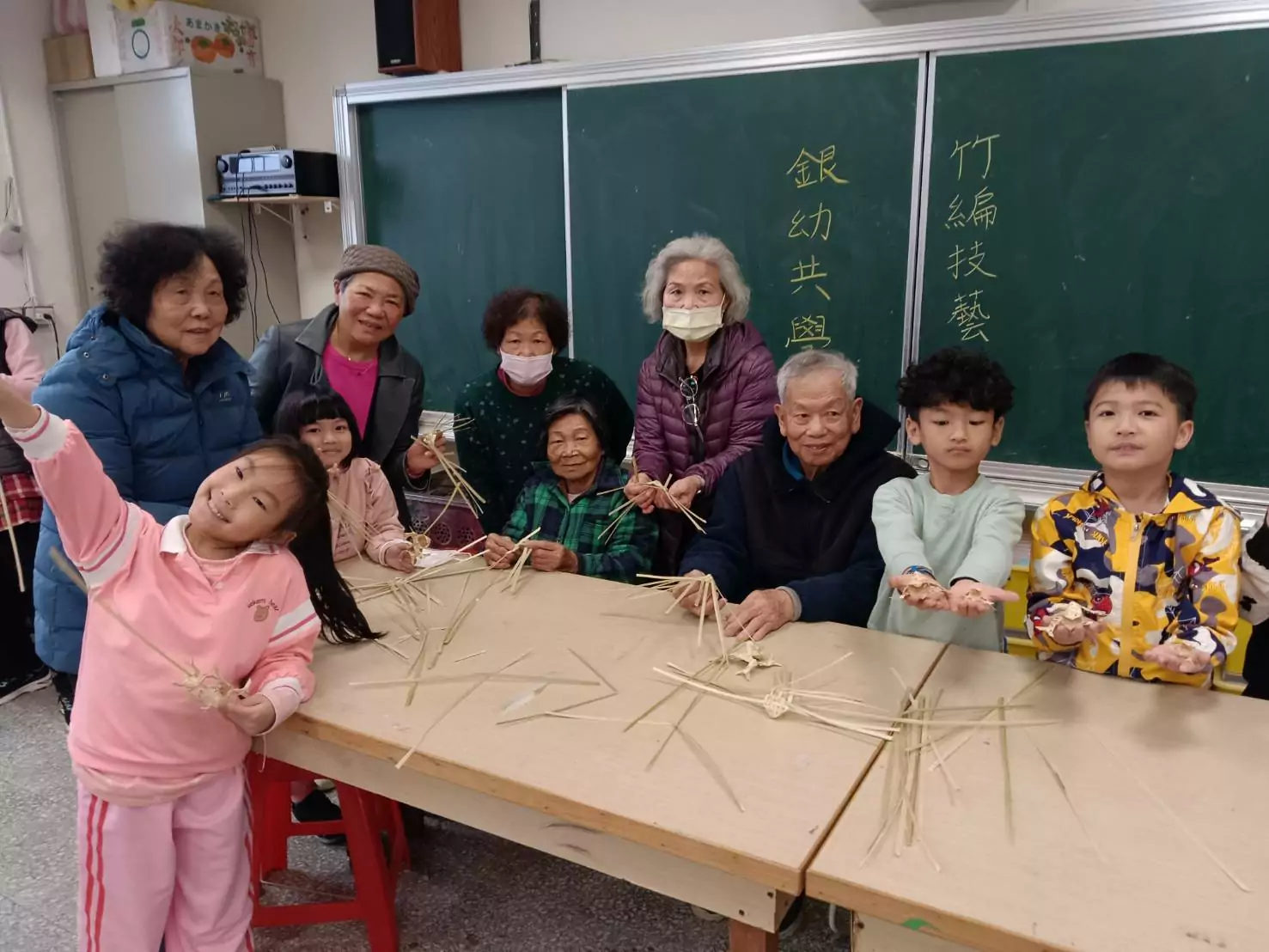 觀音育仁國小邀藝師傳授客家技藝 銀幼體驗DIY竹編童玩 觀音育仁國小邀藝師傳授客家技藝 銀幼體驗DIY竹編童玩