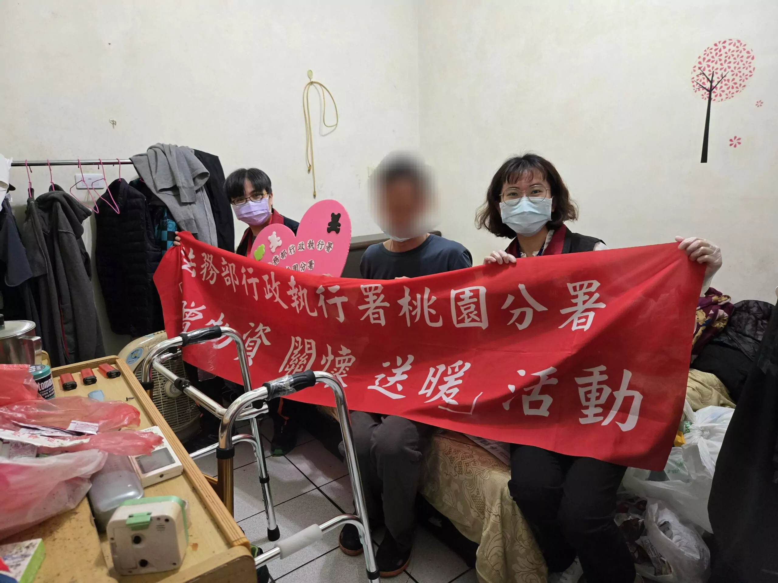 他骨盆斷裂生活陷困境 桃園分署暖贈慰問金助度難關 他骨盆斷裂生活陷困境 桃園分署暖贈慰問金助度難關