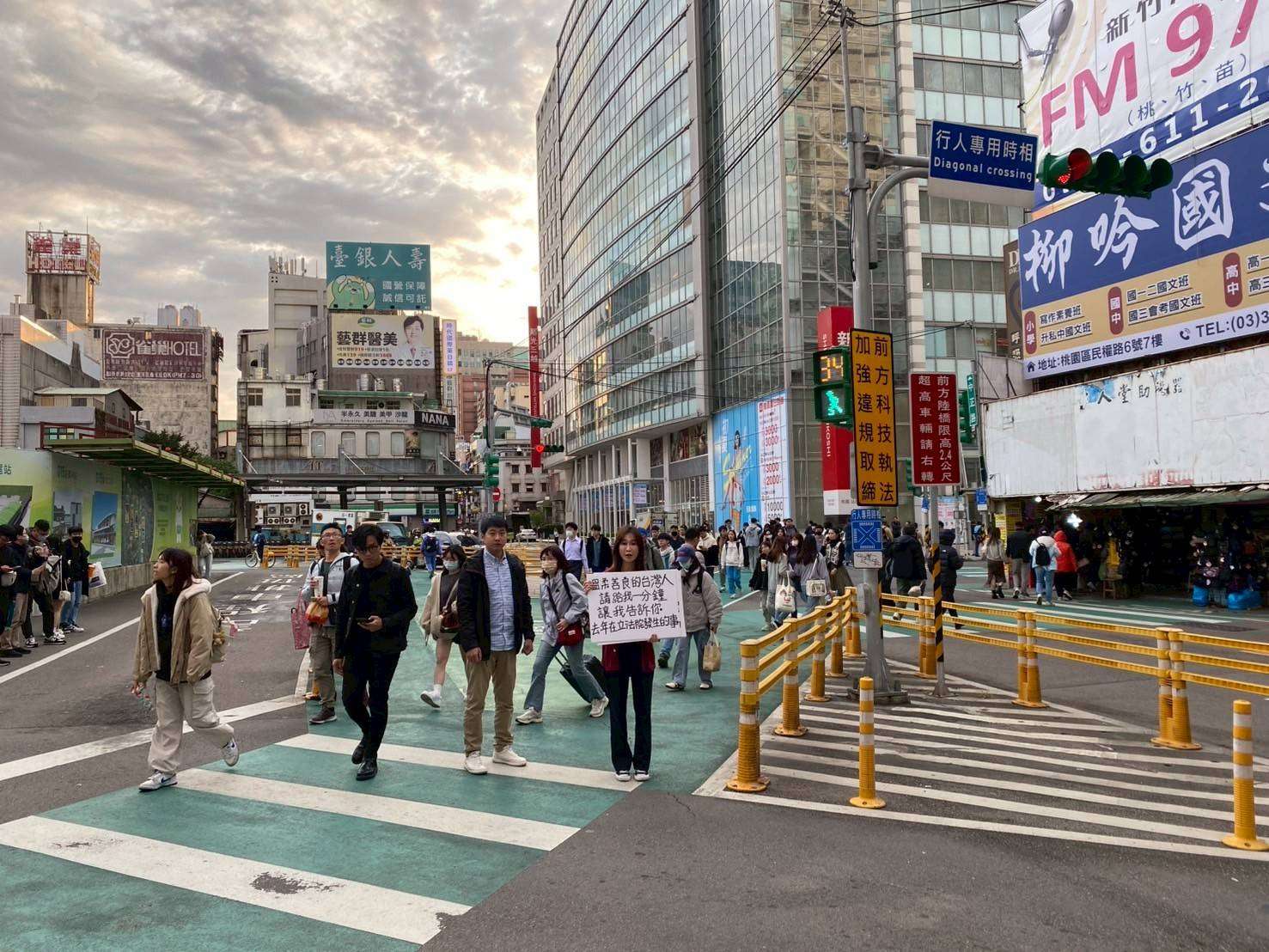 收件倒數!民進黨議員街頭設站籲民眾連署罷免 1687604 0