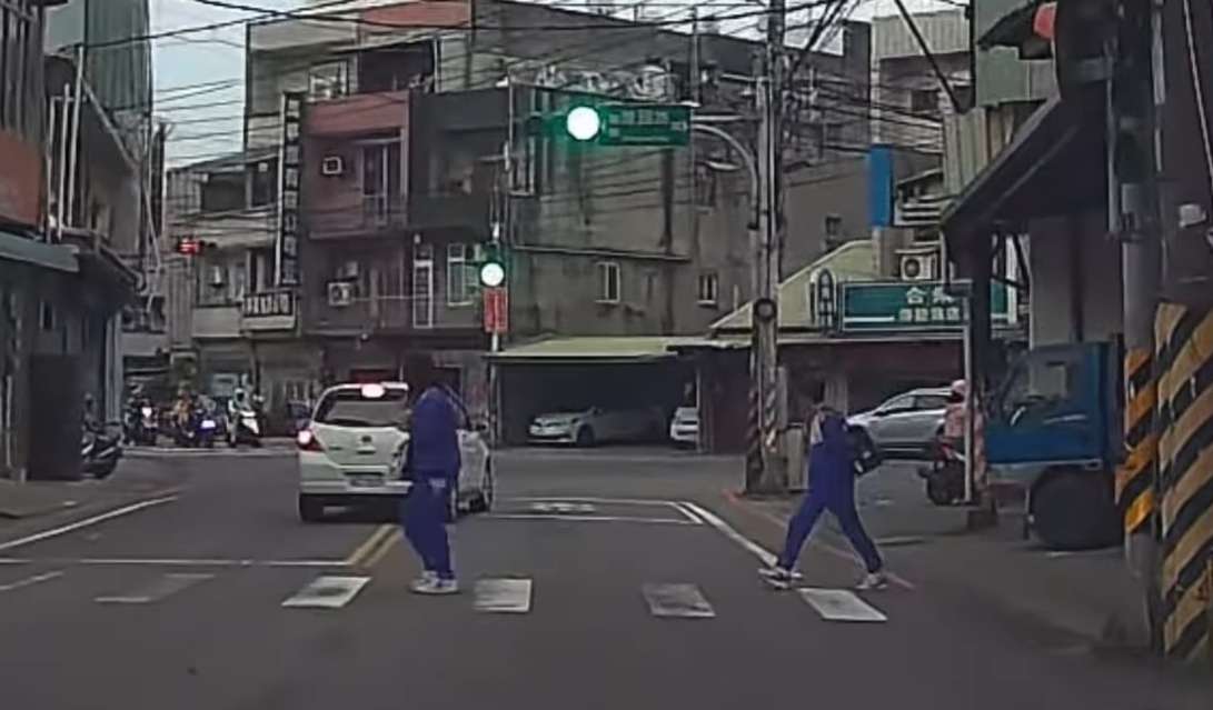 紅燈照衝!八德駕駛無視行人穿越 網轟:根本看不見紅燈 1744958436256