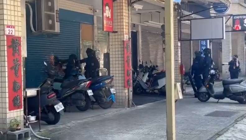 【有片】攻堅破門花3分鐘遭網狂酸 桃警無奈曝真實情況 1745380162516